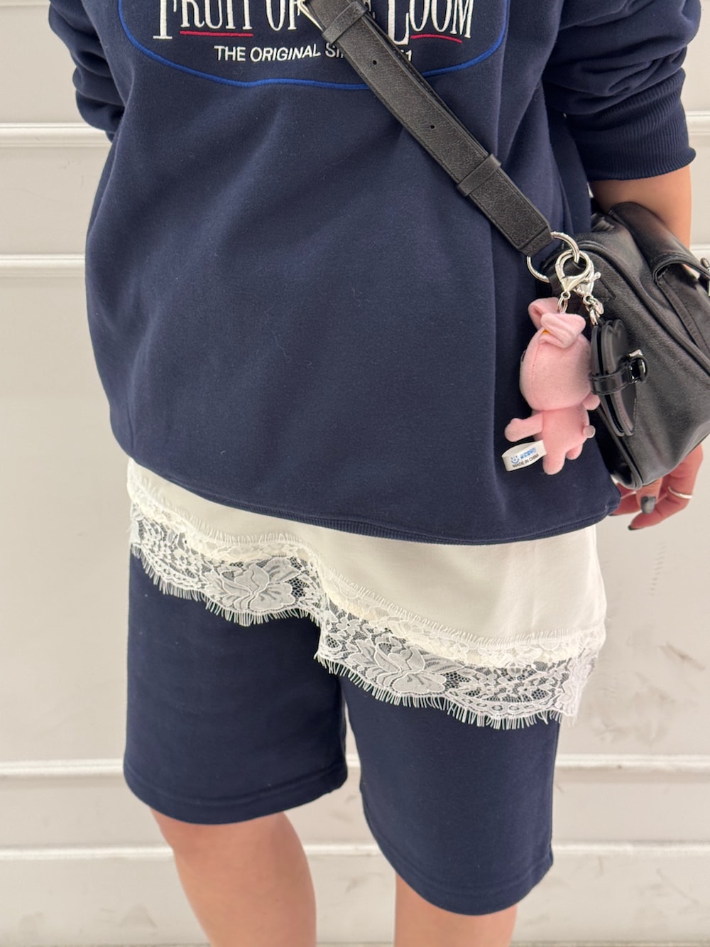 ブルー系のスウェット、ブルー系のスウェットパンツ、ホワイト系のキャミソールを着用したレディースの冬コーディネートの8枚目の写真