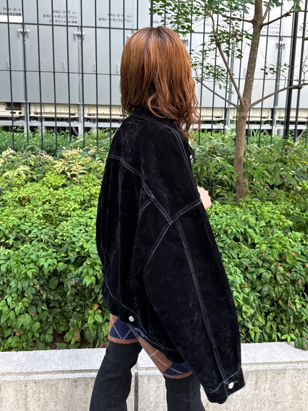 ブラウン系のニット/セーター、ブラック系のデニムジャケット、ブラック系のデニムパンツを着用したレディースの夏コーディネートの9枚目の写真