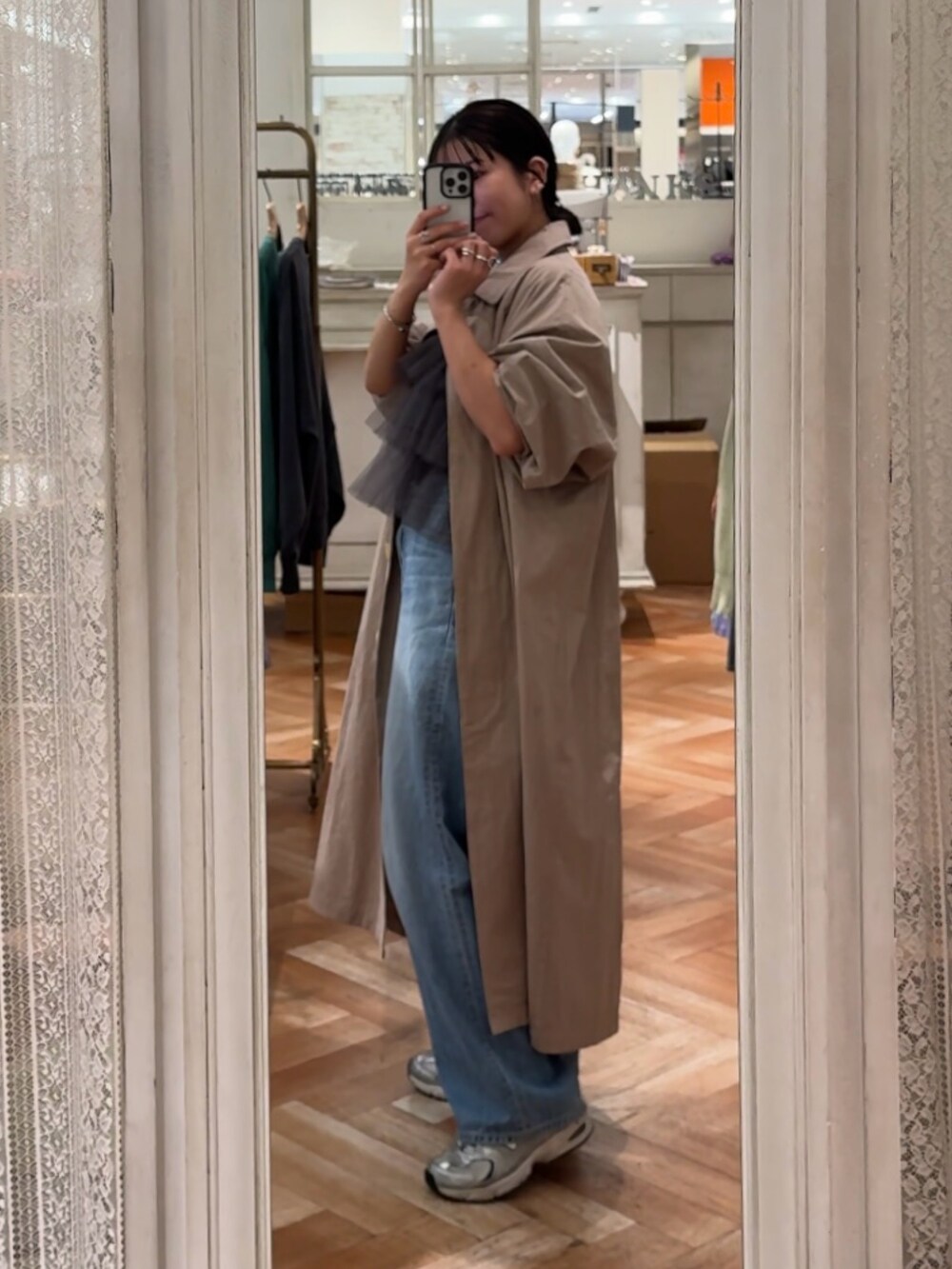 ブラック系のTシャツ/カットソー、グレー系のベスト、ブルー系のデニムパンツを着用したレディースの冬コーディネートの9枚目の写真