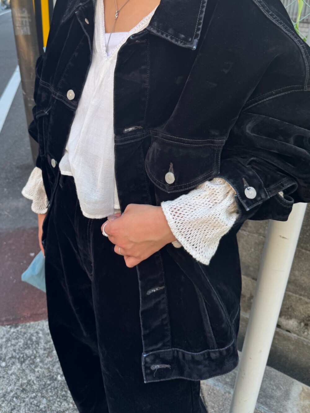 ブラック系のスリッポン、ブラック系のデニムパンツ、ブルー系のトートバッグを着用したレディースの夏コーディネートの9枚目の写真