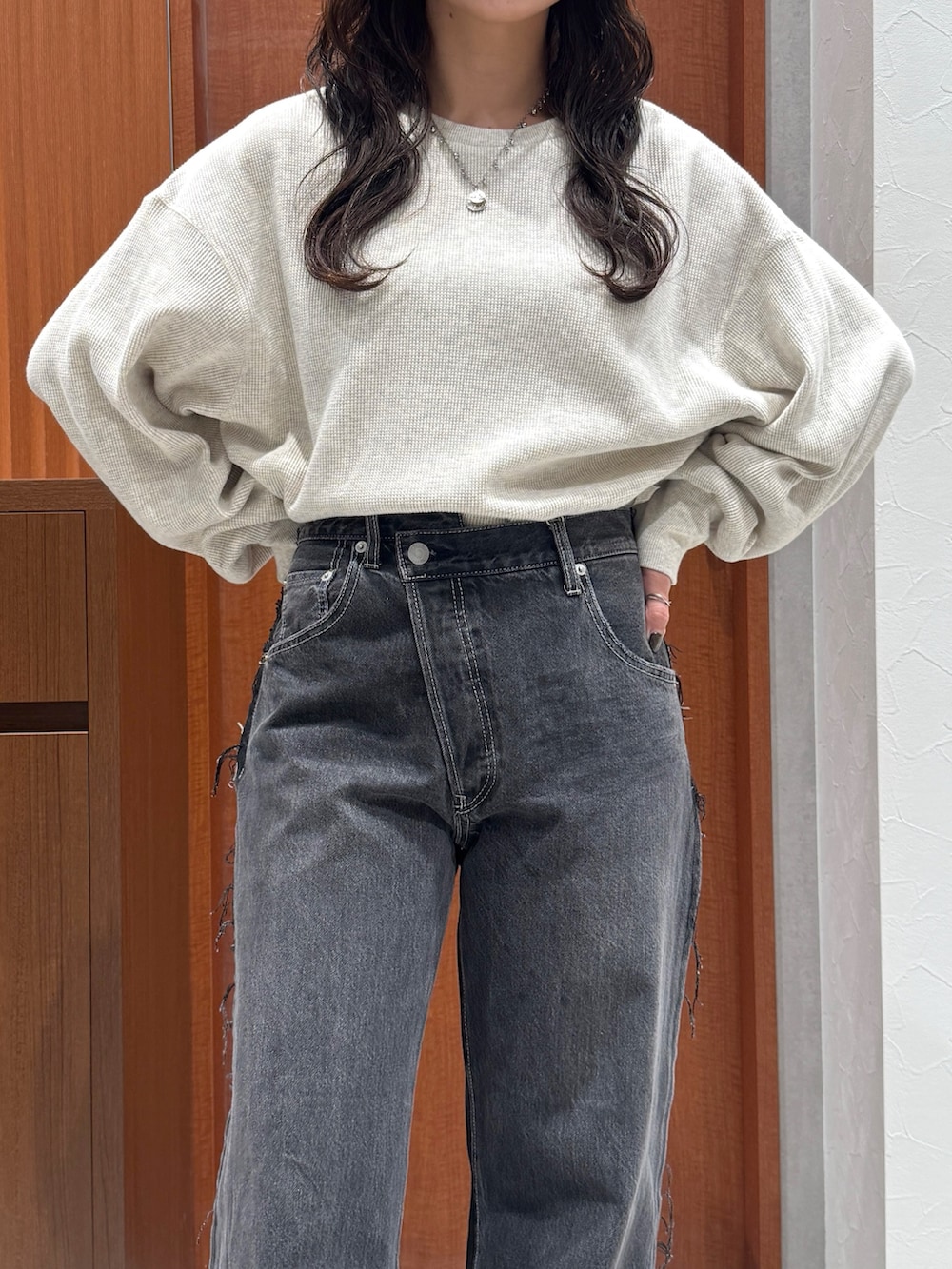 ブラック系のその他シューズ、ブラック系のデニムパンツ、グレー系のTシャツ/カットソーを着用したレディースの秋コーディネートの7枚目の写真