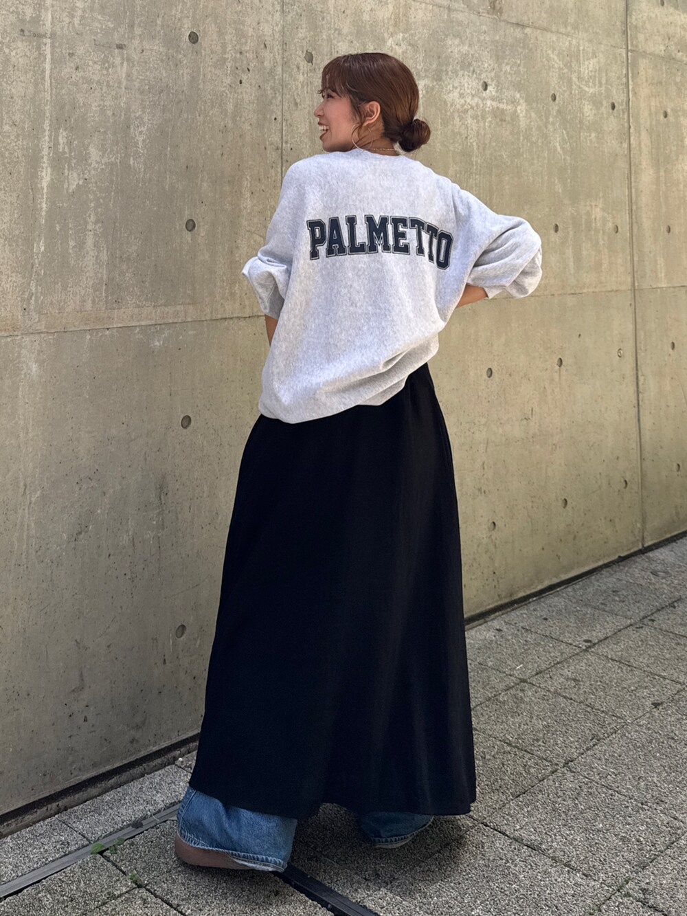 ブルー系のデニムパンツ、ブラック系のワンピース、グレー系のスウェットを着用したレディースの夏コーディネートの4枚目の写真