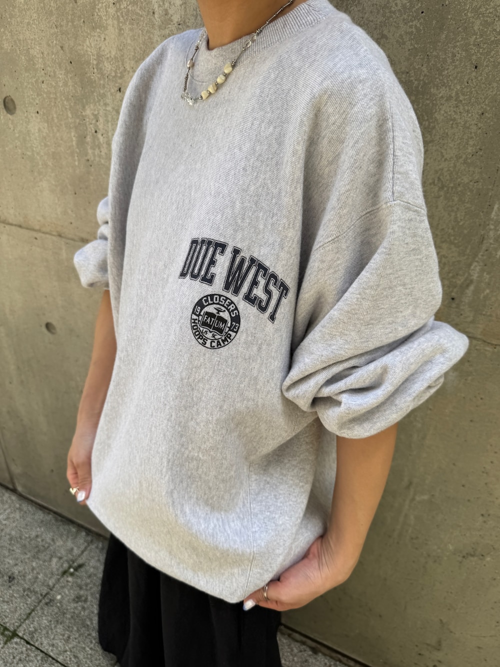 ブルー系のデニムパンツ、ブラック系のワンピース、グレー系のスウェットを着用したレディースの夏コーディネートの9枚目の写真