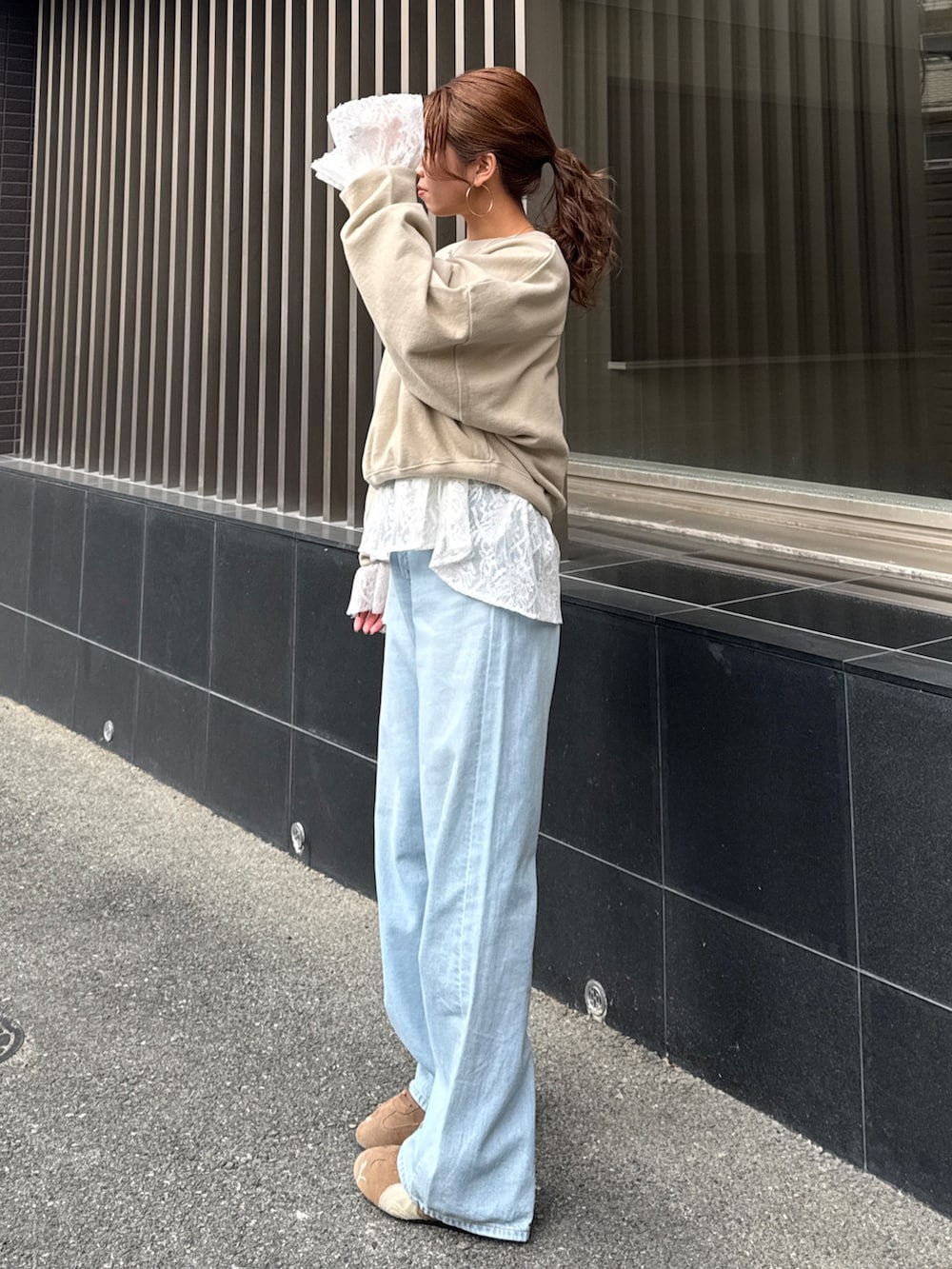 ブルー系のデニムパンツ、ホワイト系のシャツ/ブラウス、ベージュ系のスウェットを着用したレディースの冬コーディネートの4枚目の写真