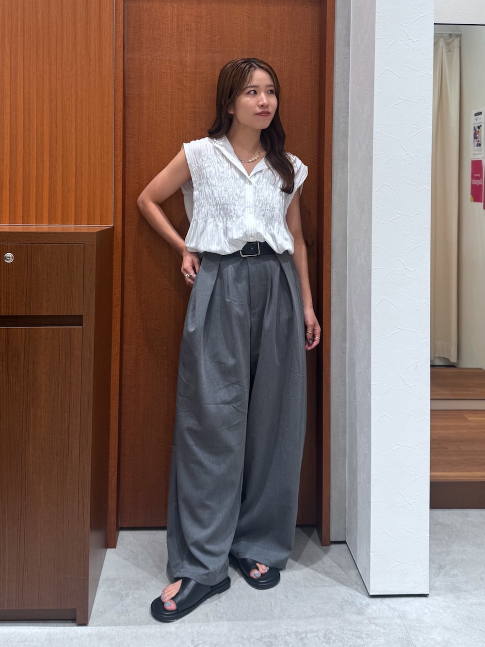 グレー系のその他パンツ、ホワイト系のシャツ/ブラウスを着用したレディースの夏コーディネートの2枚目の写真