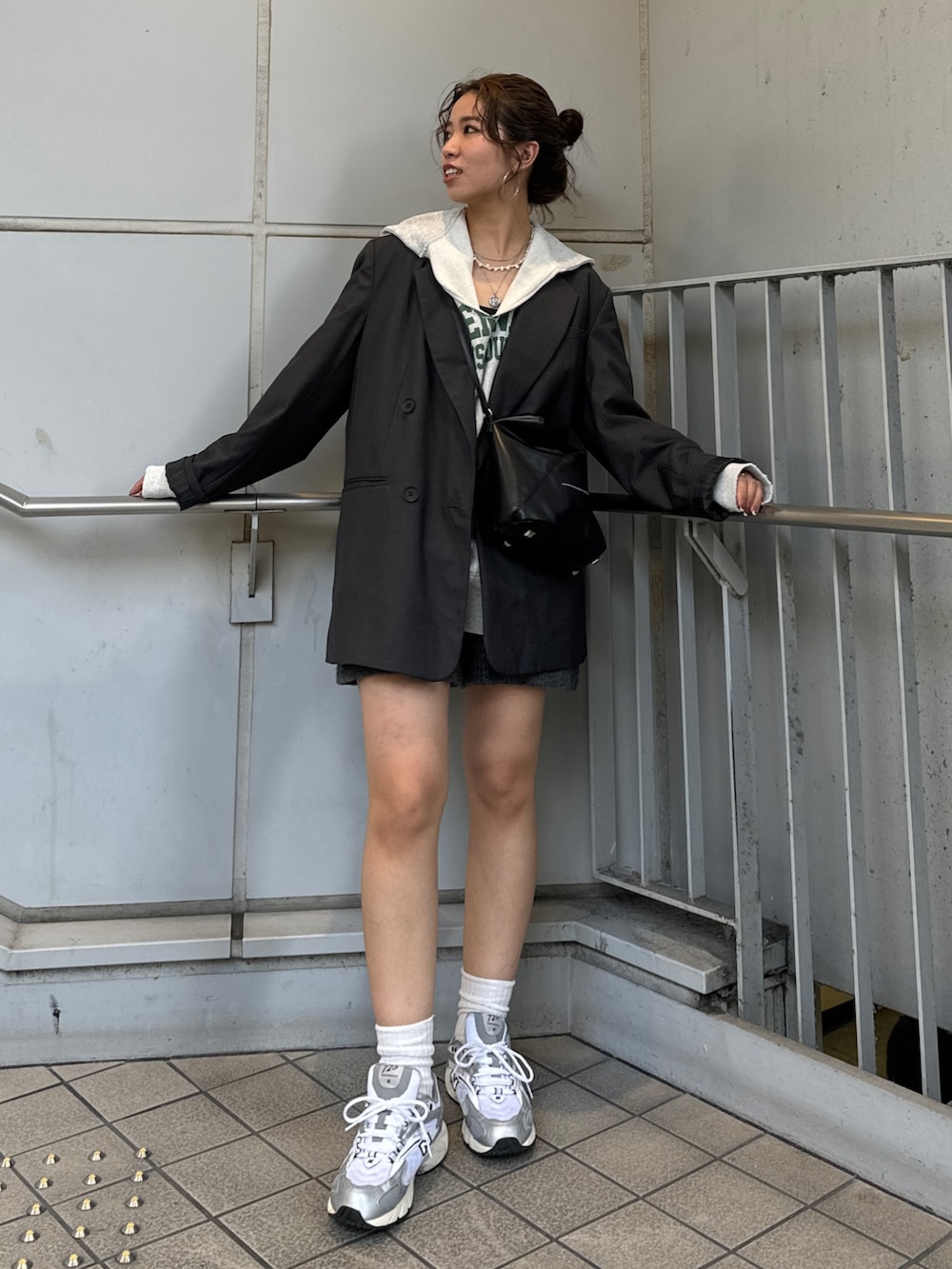 グレー系のテーラードジャケット、グレー系のパーカー、グレー系のその他パンツを着用したレディースの秋コーディネートの3枚目の写真