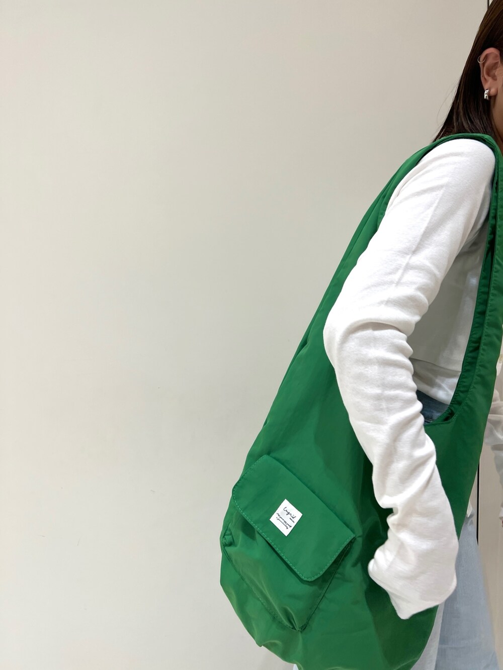 ブルー系のデニムパンツ、ホワイト系のTシャツ/カットソーを着用したレディースの夏コーディネートの9枚目の写真