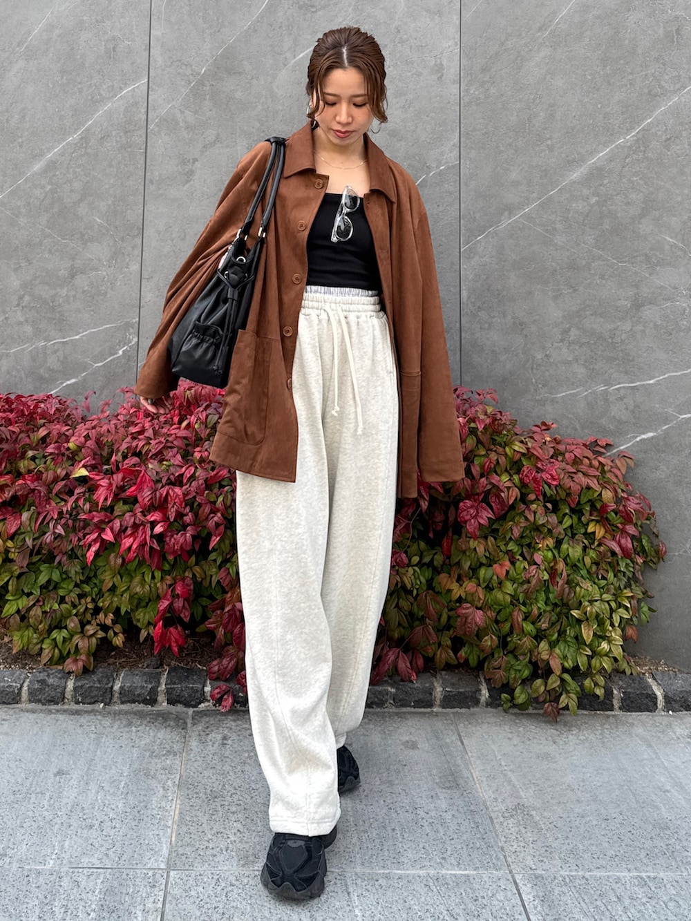 ブラウン系のテーラードジャケット、ホワイト系のスウェットパンツを着用したレディースの冬コーディネートの6枚目の写真