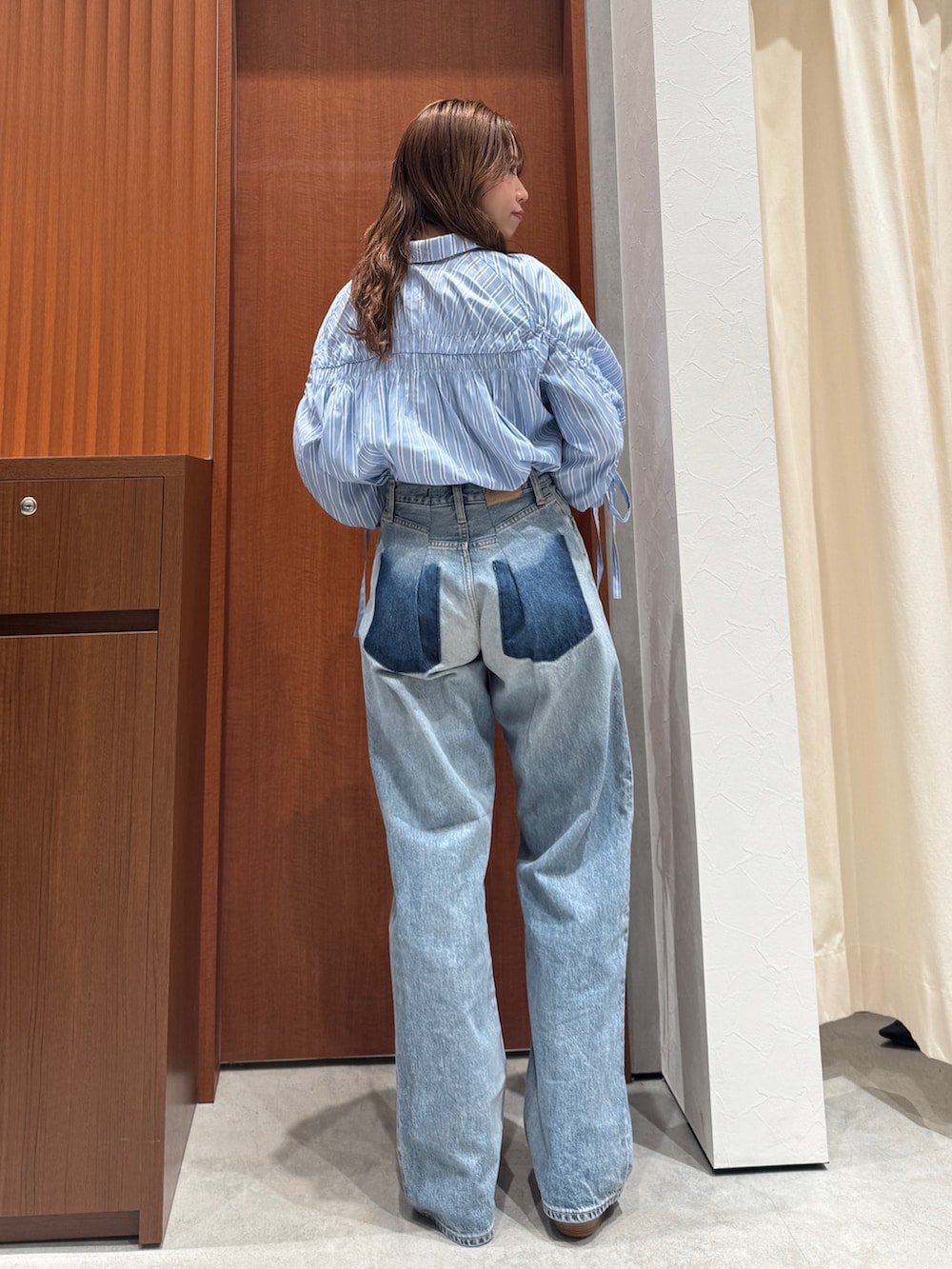 ブルー系のシャツ/ブラウス、ブルー系のデニムパンツ、ベージュ系のブーツを着用したレディースの春コーディネートの4枚目の写真