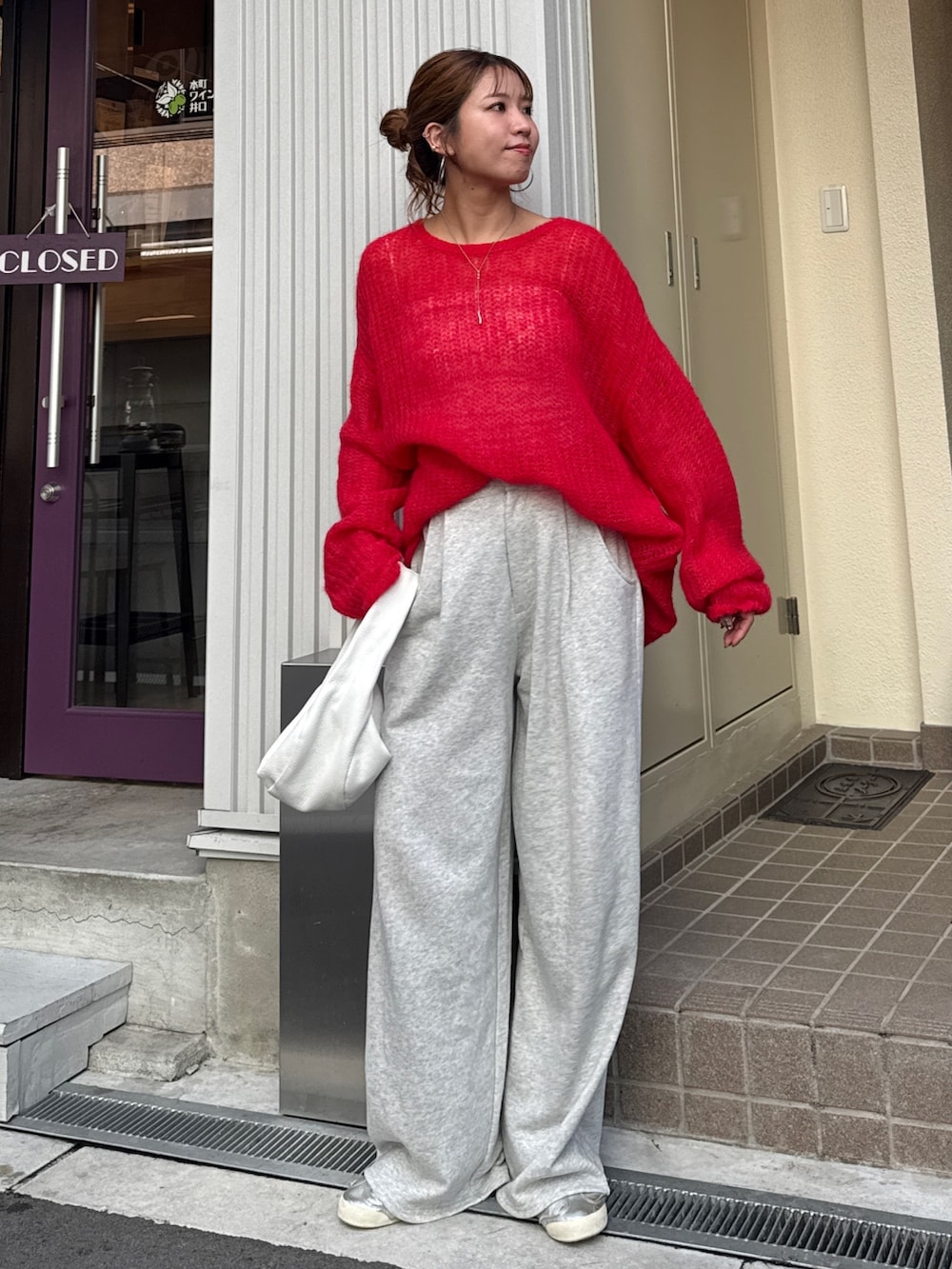 グレー系のスウェットパンツ、レッド系のニット/セーターを着用したレディースの秋コーディネートの5枚目の写真