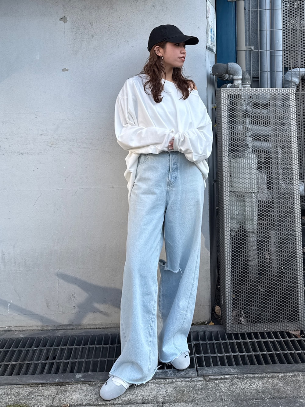 ホワイト系のTシャツ/カットソー、ブルー系のデニムパンツを着用したレディースの冬コーディネートの7枚目の写真