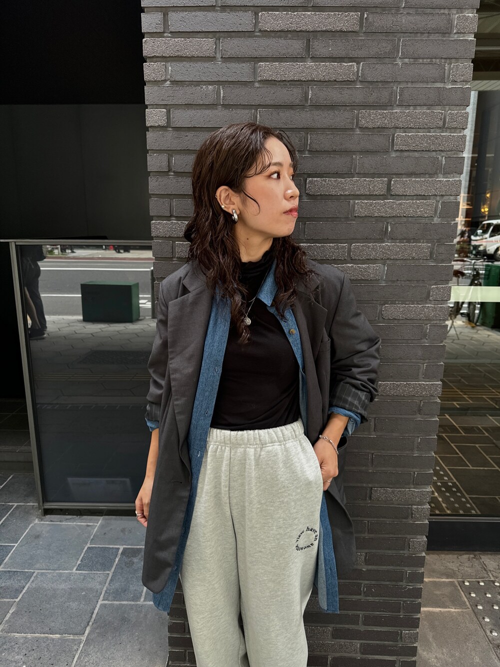 グレー系のスウェットパンツ、グレー系のテーラードジャケット、ブラック系のTシャツ/カットソーを着用したレディースの秋コーディネートの7枚目の写真