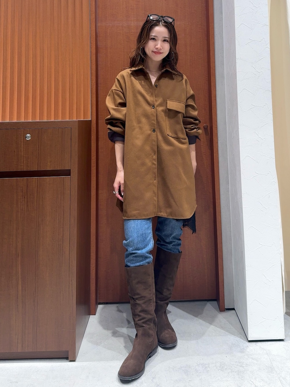 ブラック系のキャミソール、イエロー系のシャツ/ブラウス、ブルー系のデニムパンツを着用したレディースの冬コーディネートの8枚目の写真