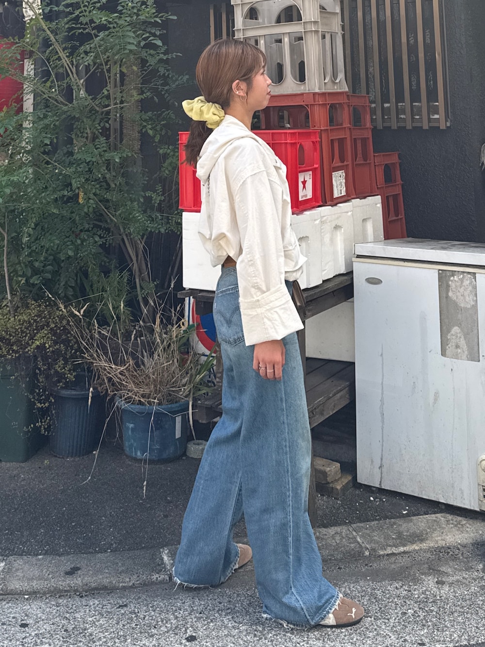 「デニム、シンプルコーデ、きれいめカジュアル、韓国ファッション、お出かけコーデ、女子会、休日スタイル、着回しコーデ、オトナカジュアル、リーバイス、Levi's、秋コーデ、スニーカー、Ungrid、アングリッド」｜「Ungridの【Ca】FAITH MILLS別注シュシュ（その他雑貨、イエロー系）」を使った、瀬川百花さん（レディース・156cm）の夏コーディネートの3枚目の写真
