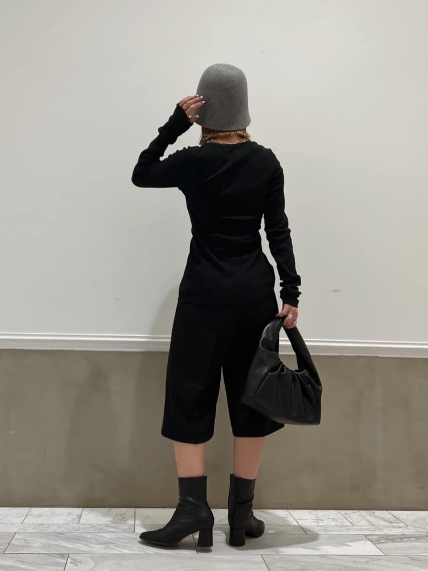 ブラック系のブーツ、ブラック系のカーディガン/ボレロ、ブラック系のその他パンツを着用したレディースの秋コーディネートの7枚目の写真