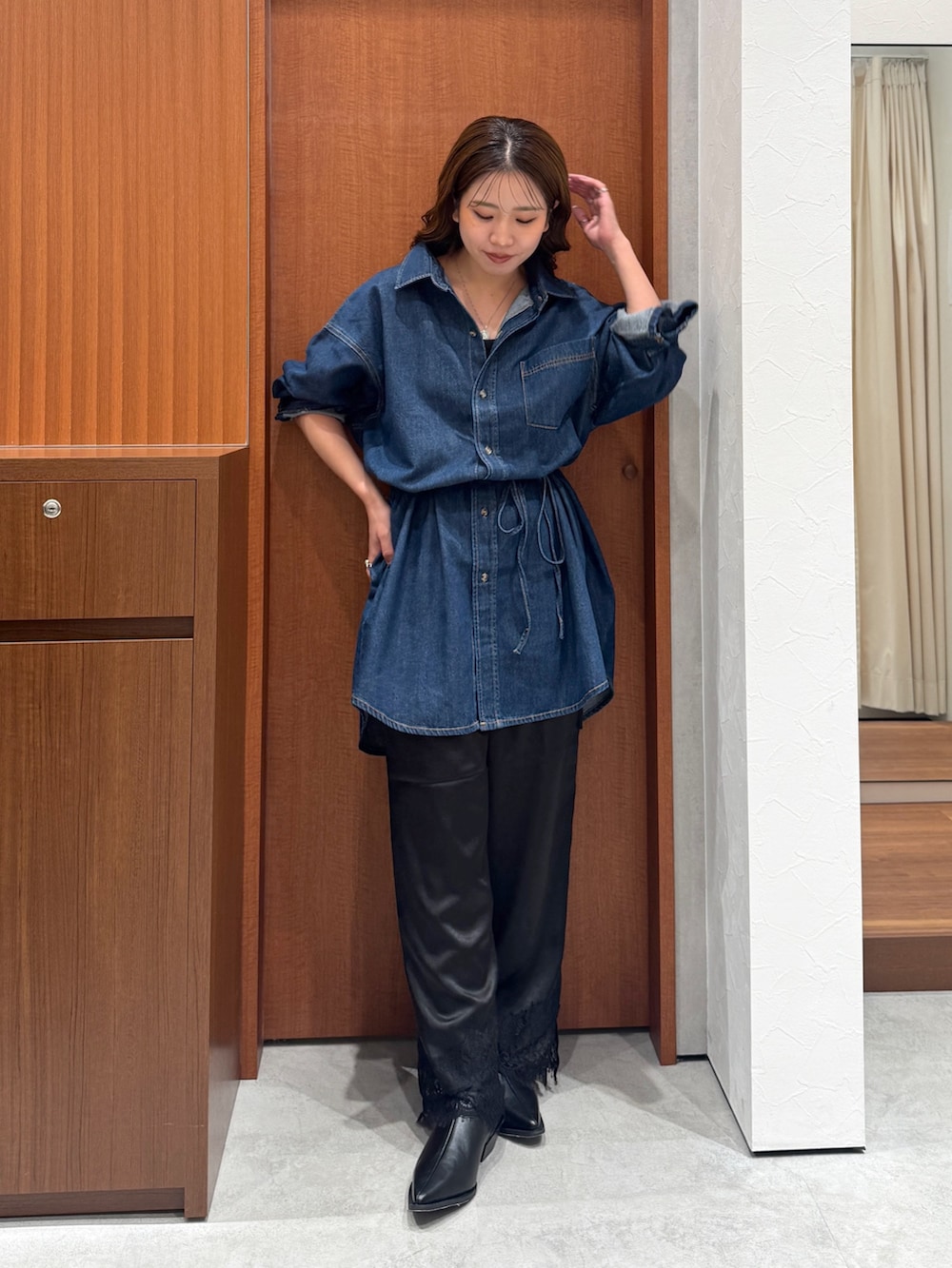 ブルー系のワンピース、ブラック系のその他パンツ、ブラック系のブーツを着用したレディースの秋コーディネートの2枚目の写真