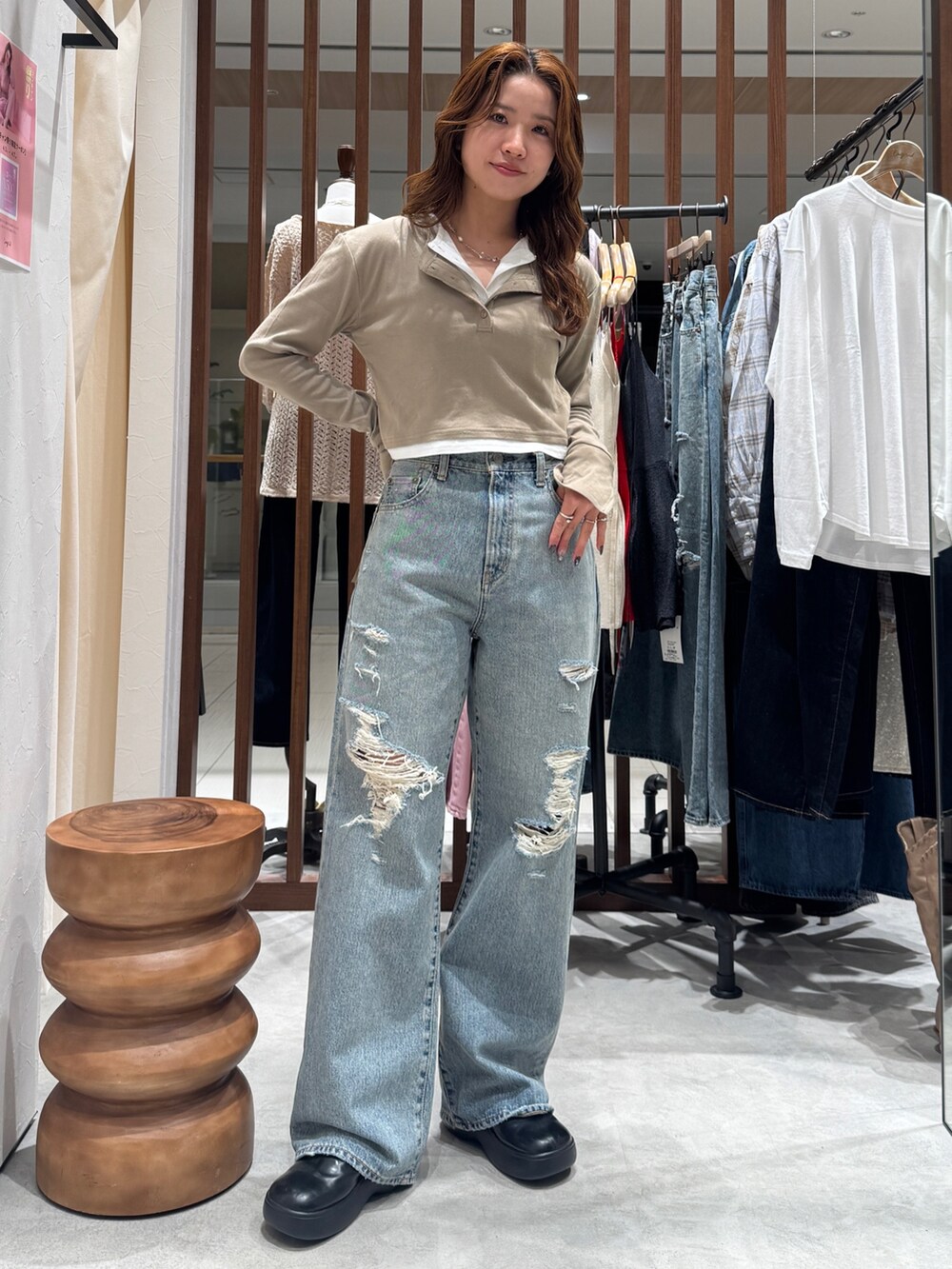 ブルー系のデニムパンツ、ベージュ系のTシャツ/カットソーを着用したレディースの春コーディネートの6枚目の写真