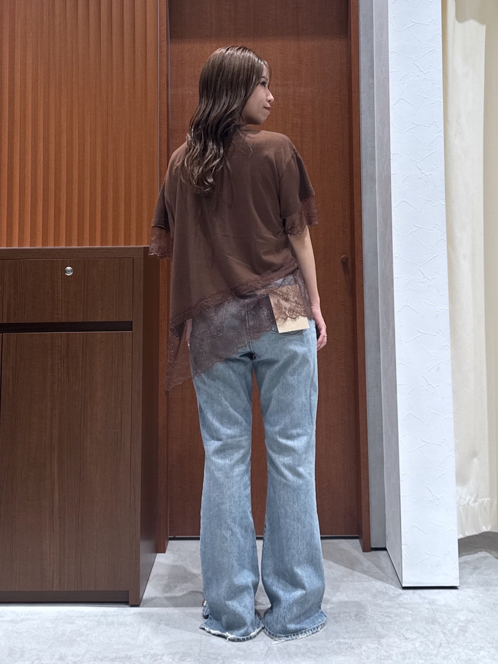 ブラウン系のTシャツ/カットソー、ブルー系のデニムパンツ、その他のサンダルを着用したレディースの夏コーディネートの6枚目の写真