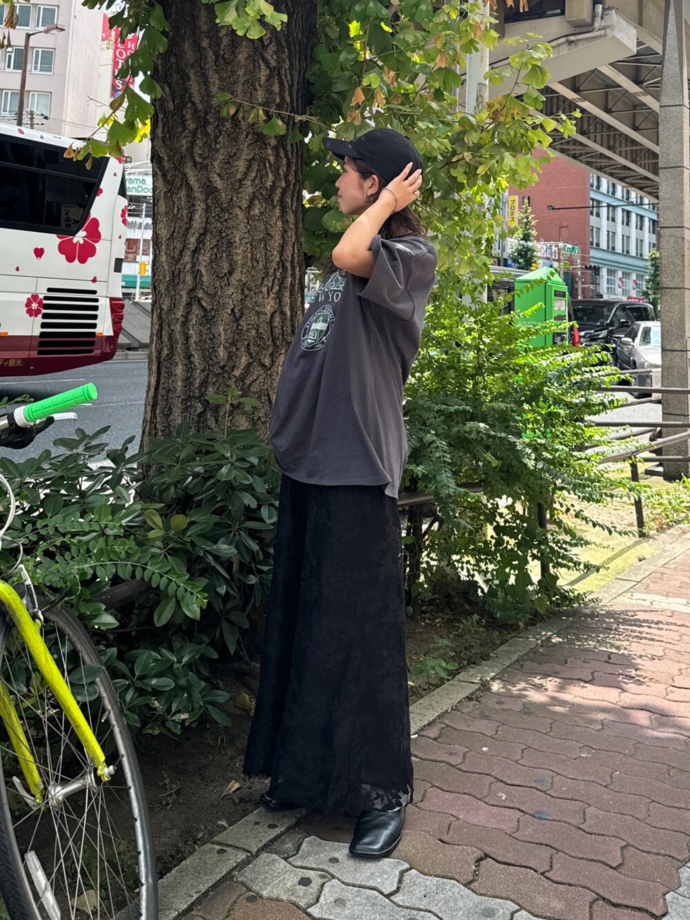 ブラック系のワンピース、ブラック系のローファー、グレー系のTシャツ/カットソーを着用したレディースの夏コーディネートの6枚目の写真