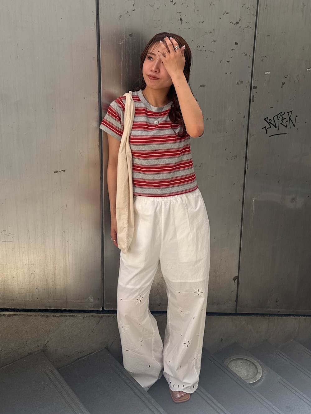 ホワイト系のその他パンツ、レッド系のTシャツ/カットソー、その他のサンダルを着用したレディースの春コーディネートの7枚目の写真