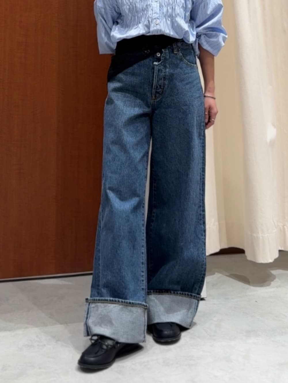 ブルー系のデニムパンツ、ブルー系のシャツ/ブラウス、ブラック系のローファーを着用したレディースの春コーディネートの3枚目の写真