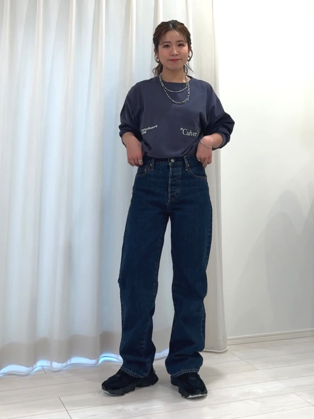 ブルー系のデニムパンツ、ブルー系のTシャツ/カットソー、シルバー系のネックレスを着用したレディースの春コーディネートの5枚目の写真