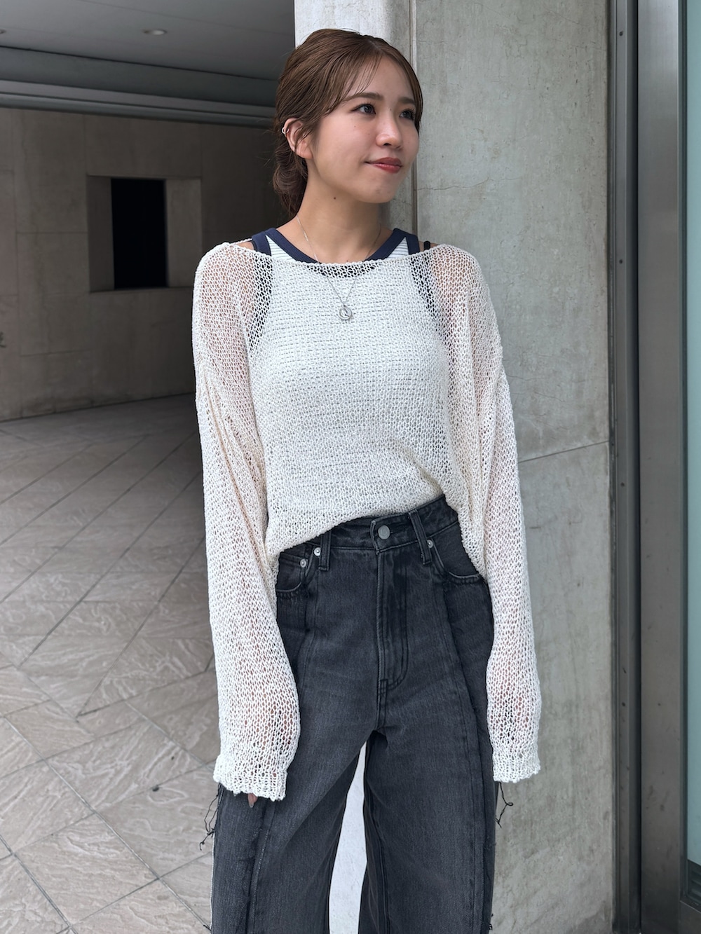 ブラック系のデニムパンツ、ホワイト系のタンクトップ、ホワイト系のニット/セーターを着用したレディースの夏コーディネートの7枚目の写真