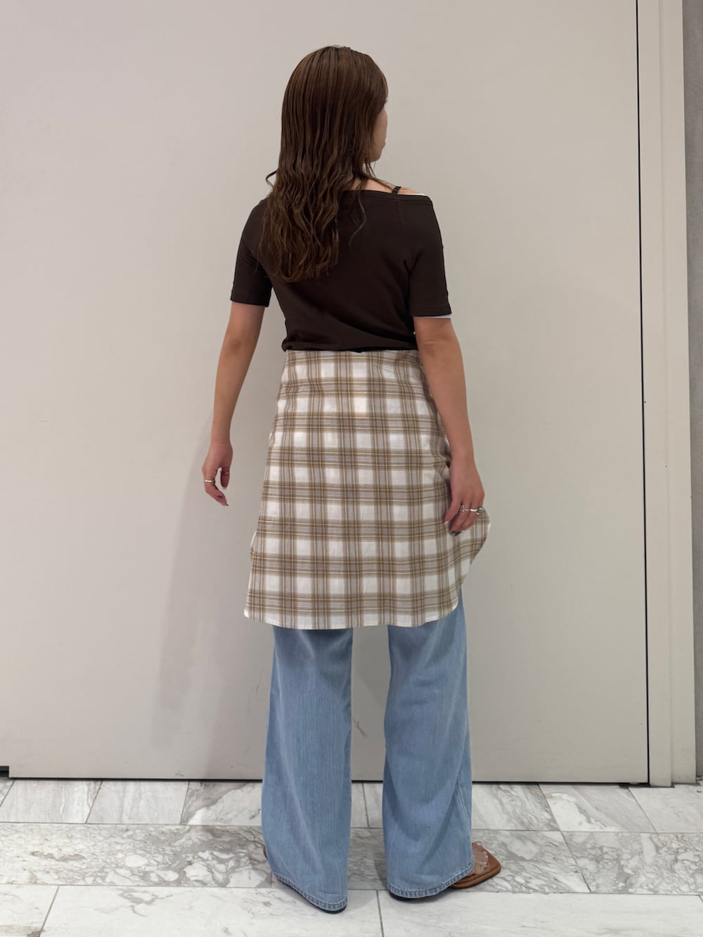 ブラウン系のTシャツ/カットソー、ブルー系のTシャツ/カットソー、ベージュ系のシャツ/ブラウスを着用したレディースの春コーディネートの4枚目の写真