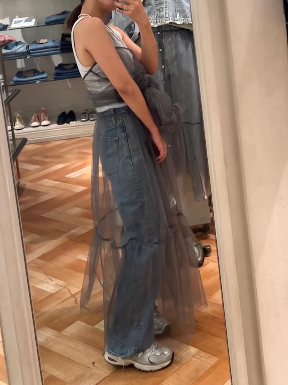 ブルー系のデニムパンツ、グレー系のワンピース、シルバー系のネックレスを着用したレディースの夏コーディネートの5枚目の写真