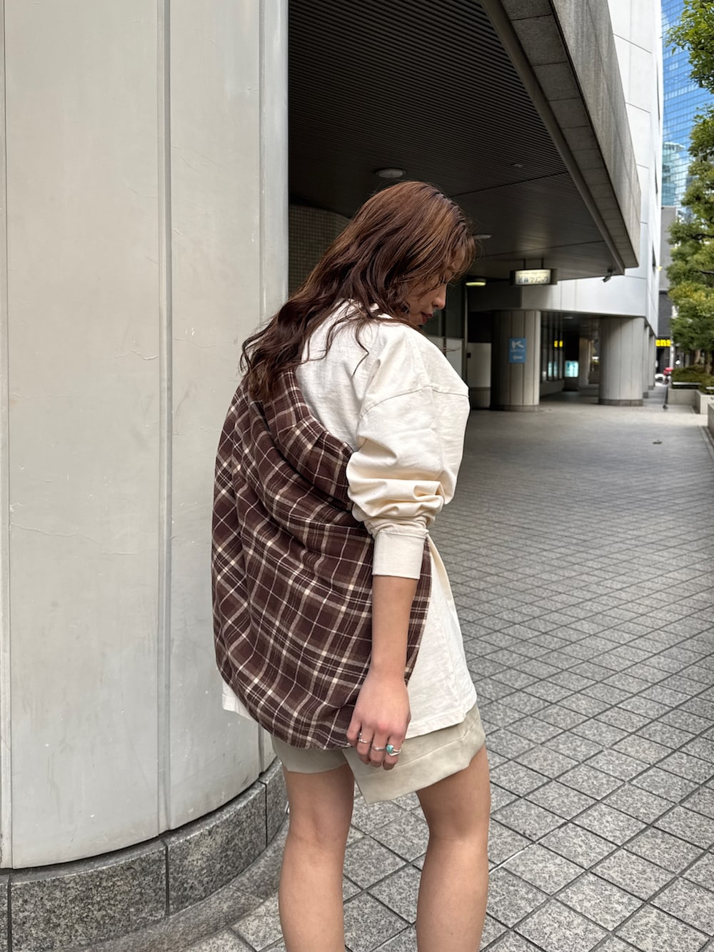 ホワイト系のTシャツ/カットソー、ベージュ系のその他パンツ、ブラウン系のシャツ/ブラウスを着用したレディースの冬コーディネートの10枚目の写真