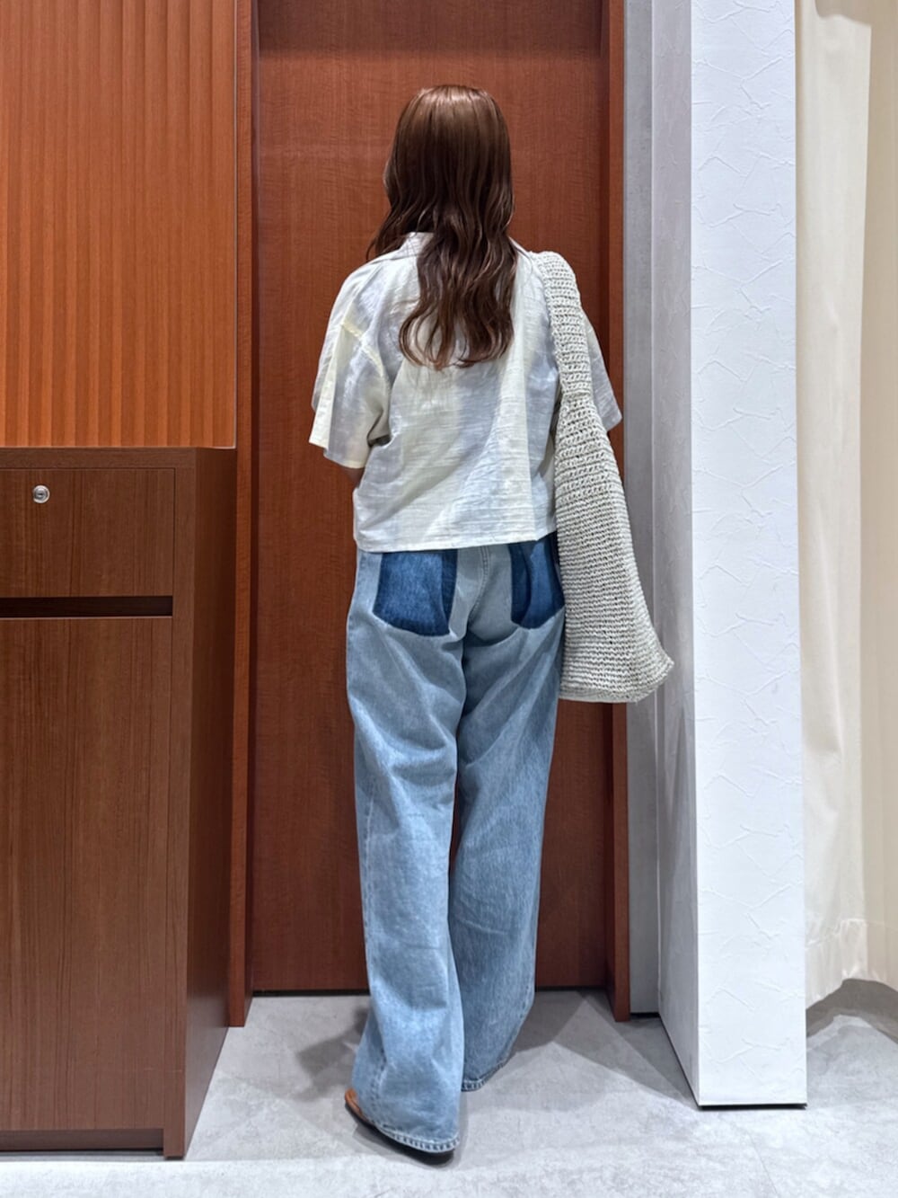 その他のサンダル、グレー系のショルダーバッグ、ブルー系のシャツ/ブラウスを着用したレディースの夏コーディネートの4枚目の写真