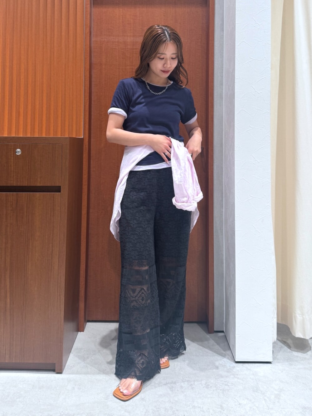 ブラック系のその他パンツ、その他のサンダル、ブルー系のTシャツ/カットソーを着用したレディースの夏コーディネートの2枚目の写真