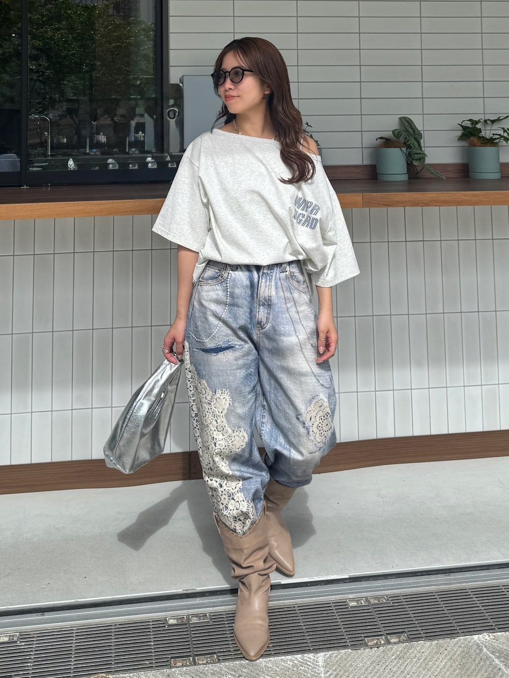 グレー系のTシャツ/カットソー、ブルー系のデニムパンツ、ベージュ系のブーツを着用したレディースの春コーディネートの5枚目の写真