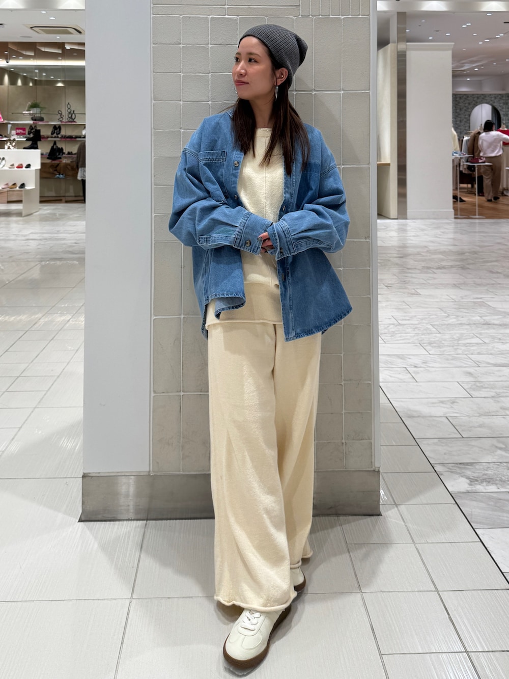 ホワイト系のニット/セーター、ホワイト系のその他パンツ、ブルー系のシャツ/ブラウスを着用したレディースの冬コーディネートの4枚目の写真