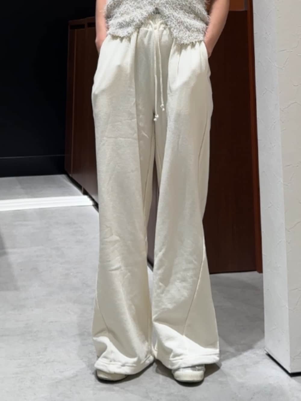 ホワイト系のスウェットパンツ、ホワイト系のベストを着用したレディースの春コーディネートの8枚目の写真