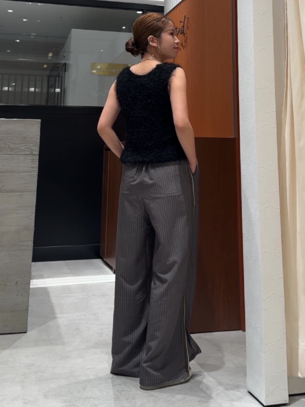 グレー系のその他パンツ、ブラック系のベストを着用したレディースの春コーディネートの3枚目の写真