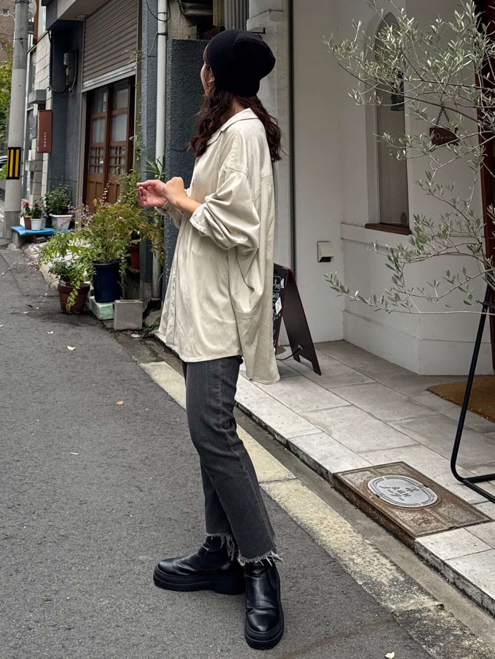 ブラック系のデニムパンツ、ホワイト系のシャツ/ブラウスを着用したレディースの秋コーディネートの6枚目の写真