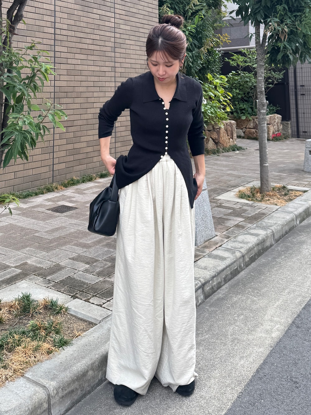 ホワイト系のその他パンツ、ブラック系のニット/セーターを着用したレディースの秋コーディネートの2枚目の写真