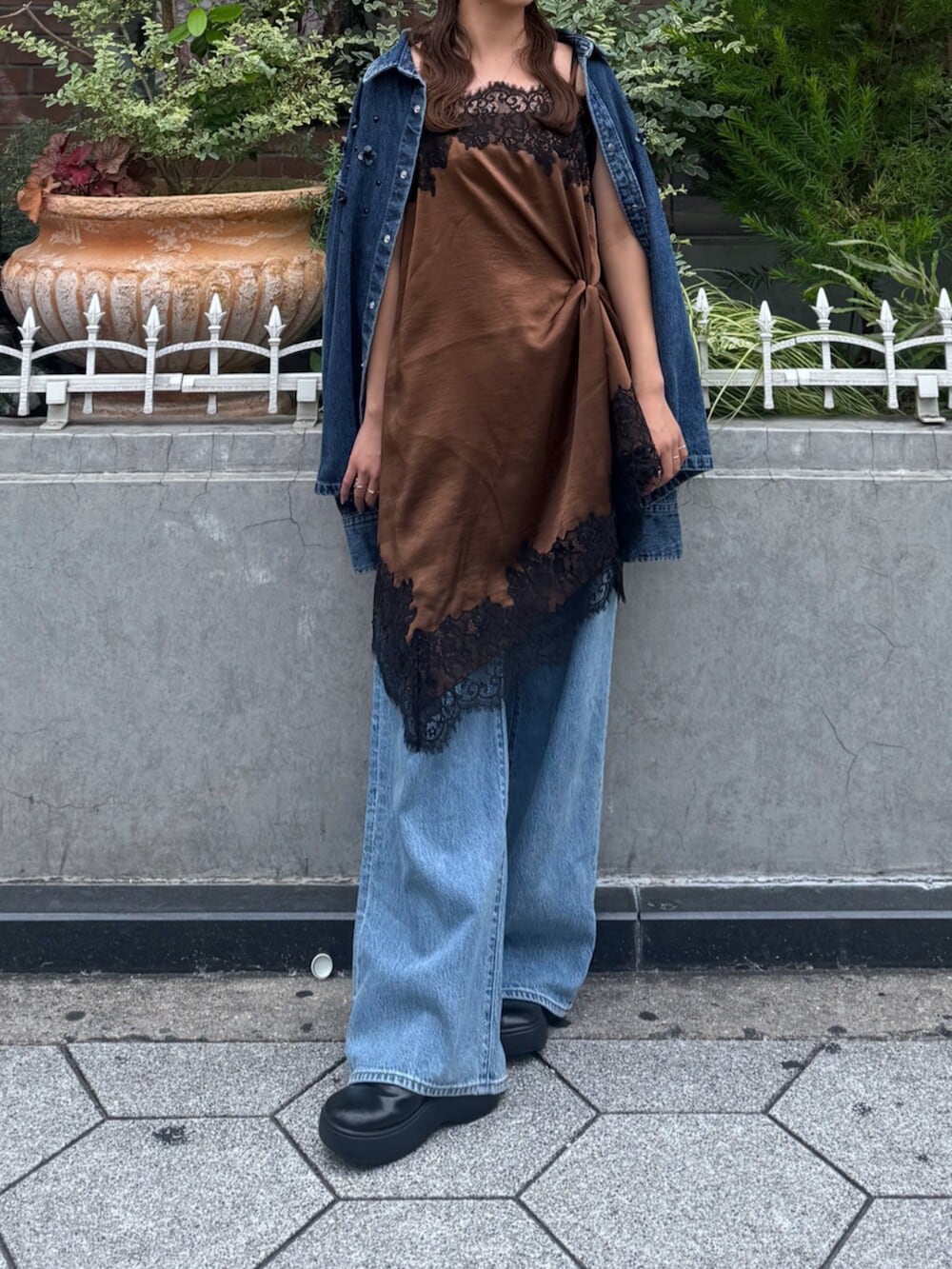 ブラウン系のワンピース、ブルー系のシャツ/ブラウス、ブルー系のデニムパンツを着用したレディースの夏コーディネートの4枚目の写真