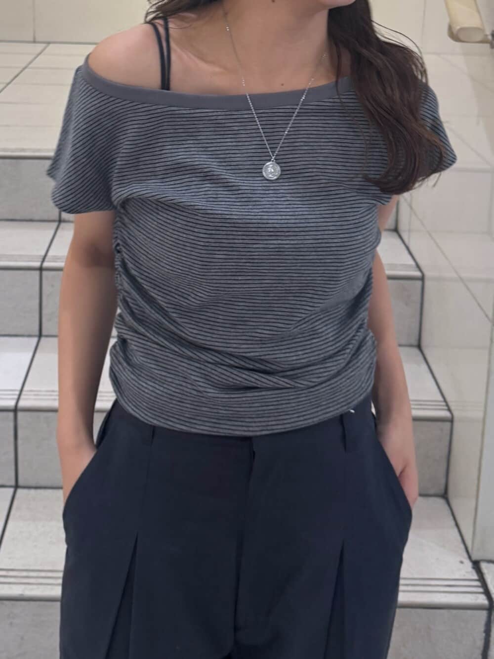 その他のサンダル、グレー系のTシャツ/カットソー、ブルー系のその他パンツを着用したレディースの夏コーディネートの8枚目の写真