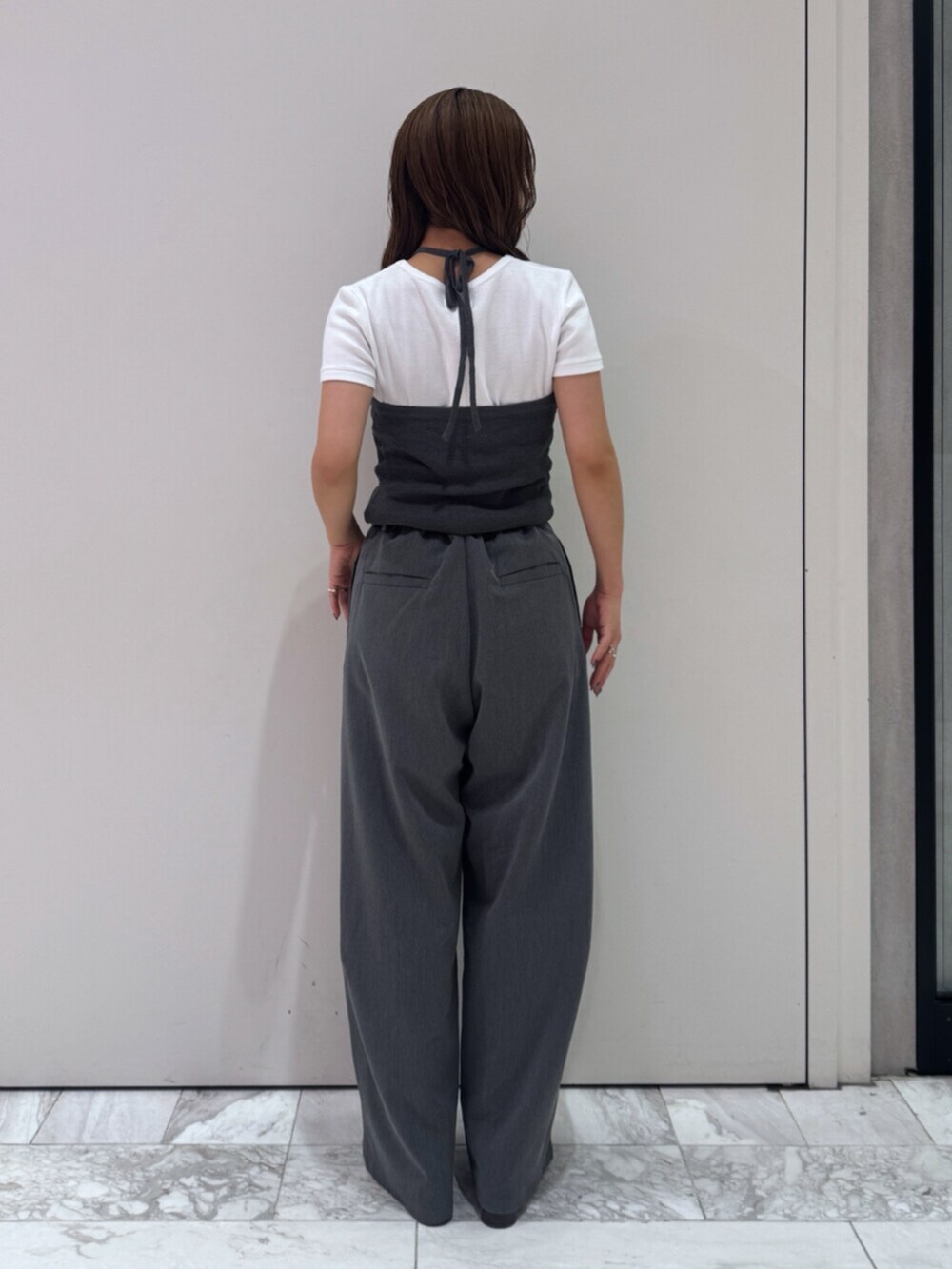 その他のサンダル、グレー系のその他パンツ、グレー系のニット/セーターを着用したレディースの夏コーディネートの4枚目の写真