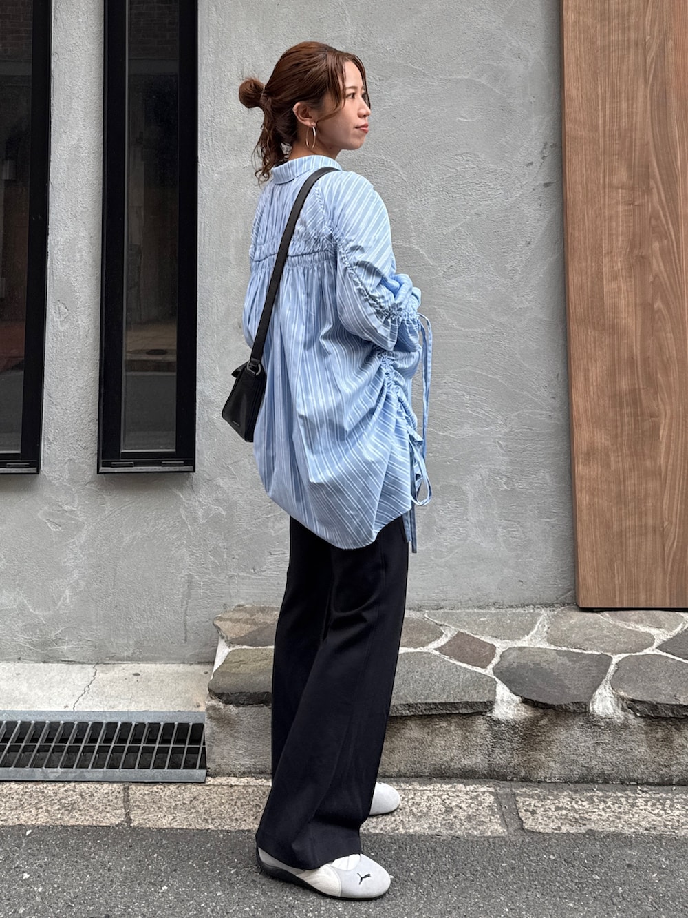 ブルー系のシャツ/ブラウス、ブラック系のその他パンツを着用したレディースの冬コーディネートの5枚目の写真