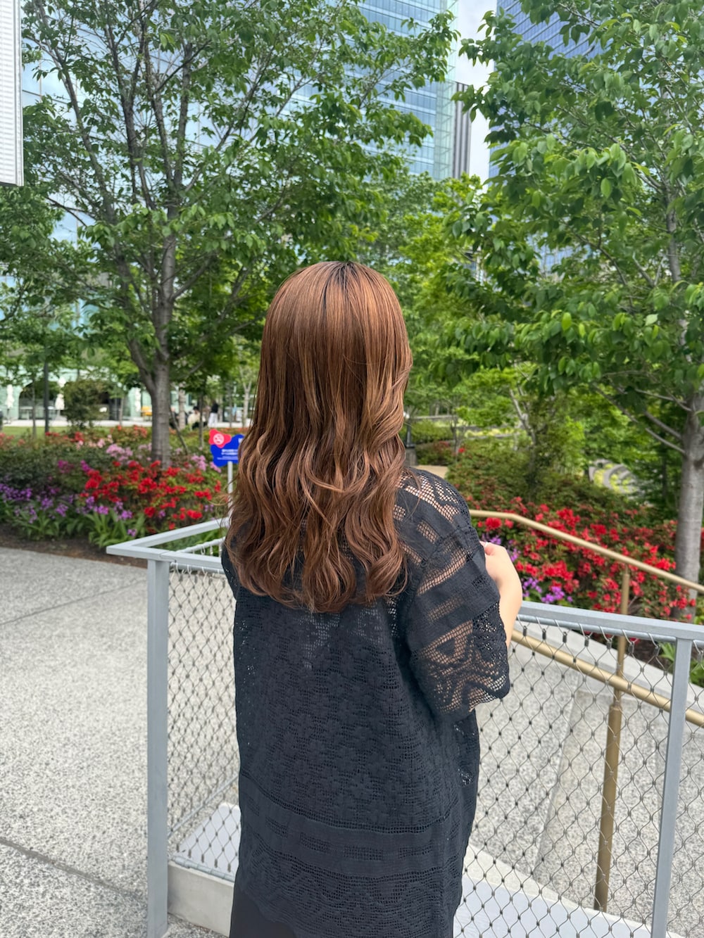 ブラック系のワンピース、ブラック系のシャツ/ブラウス、ブラック系のその他パンツを着用したレディースの春コーディネートの10枚目の写真