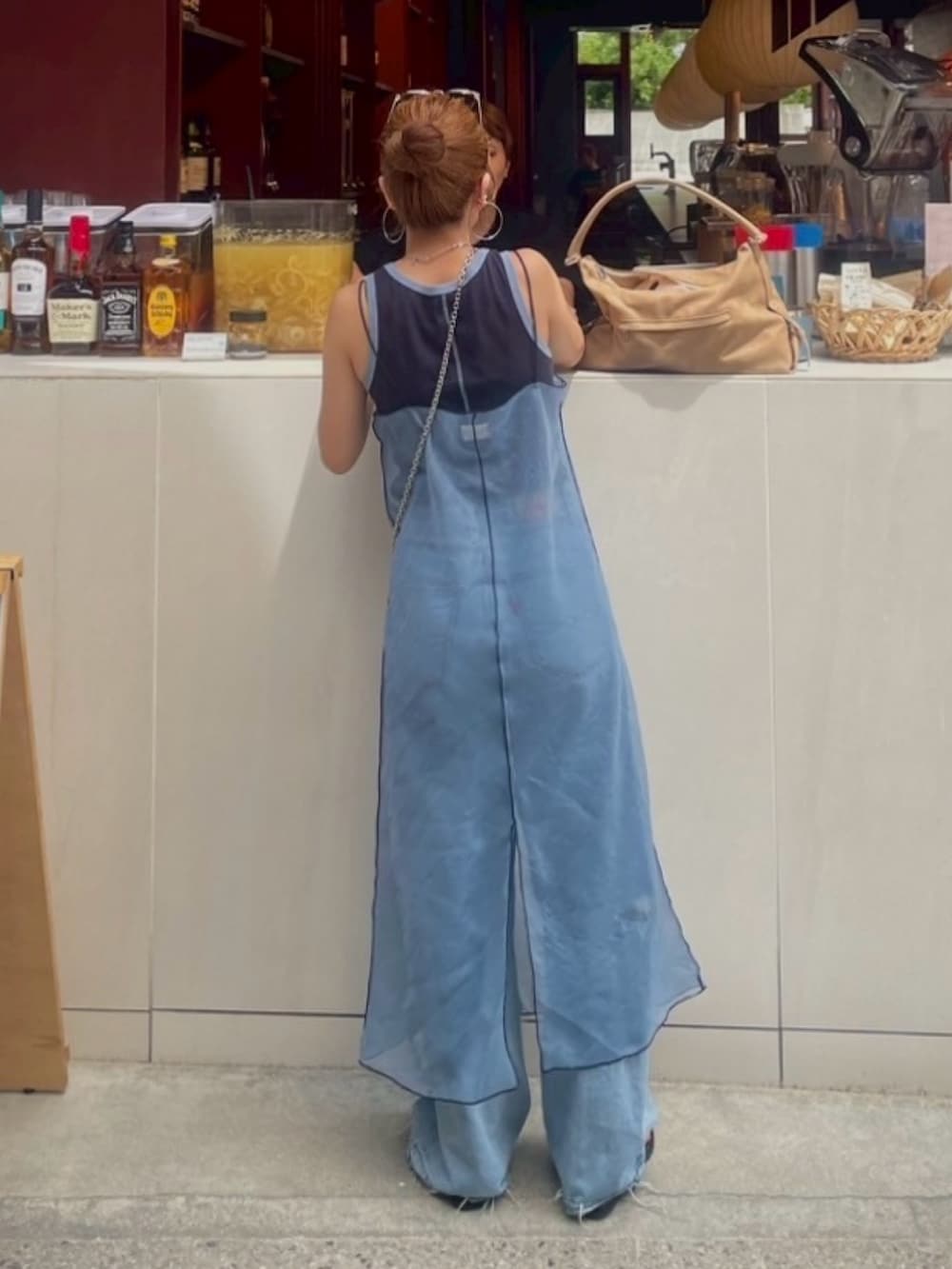 ブルー系のワンピースを着用したレディースの夏コーディネートの3枚目の写真