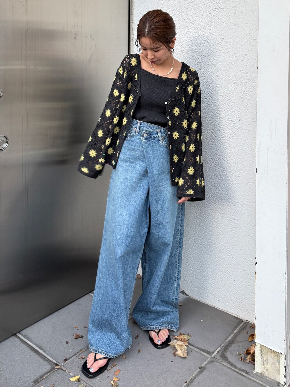 グレー系のカーディガン/ボレロ、ブルー系のデニムパンツ、ブラック系のサンダルを着用したレディースの春コーディネートの4枚目の写真