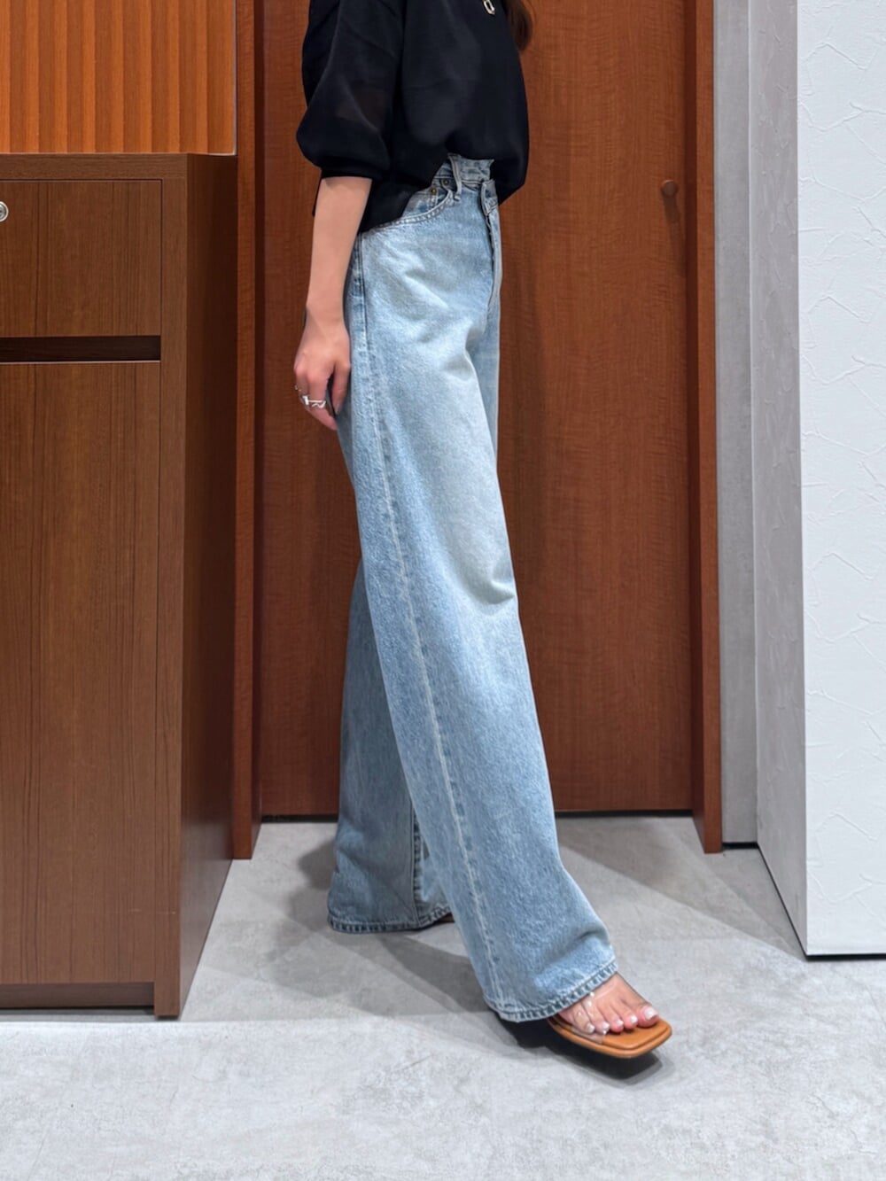 その他のサンダル、ブルー系のデニムパンツ、ブラック系のニット/セーターを着用したレディースの夏コーディネートの5枚目の写真