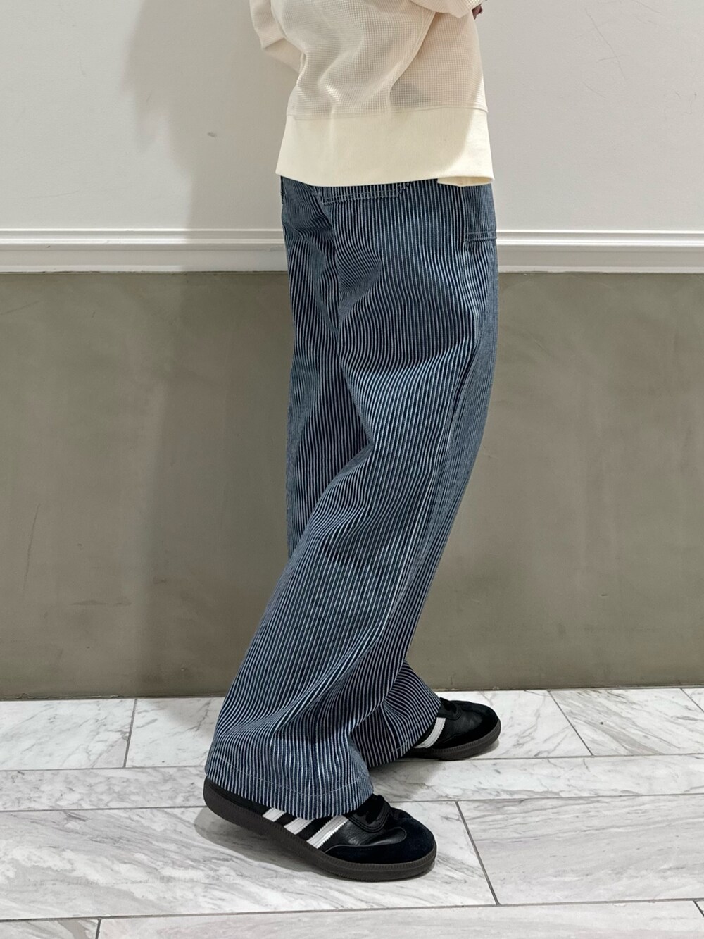 その他のデニムパンツ、ホワイト系のカーディガン/ボレロを着用したレディースの冬コーディネートの10枚目の写真