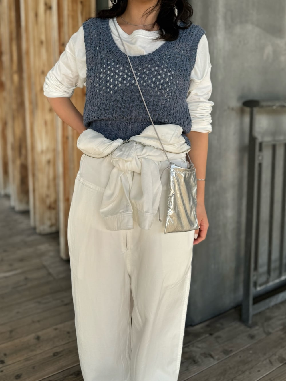 ホワイト系のつなぎ/オールインワン、ブルー系のベスト、シルバー系のショルダーバッグを着用したレディースの冬コーディネートの3枚目の写真
