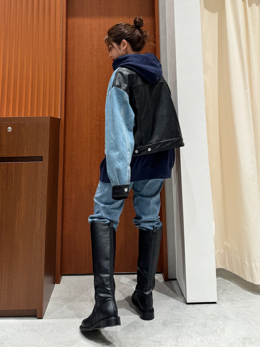 ブルー系のパーカー、ブルー系のデニムジャケット、ブルー系のデニムパンツを着用したレディースの秋コーディネートの4枚目の写真