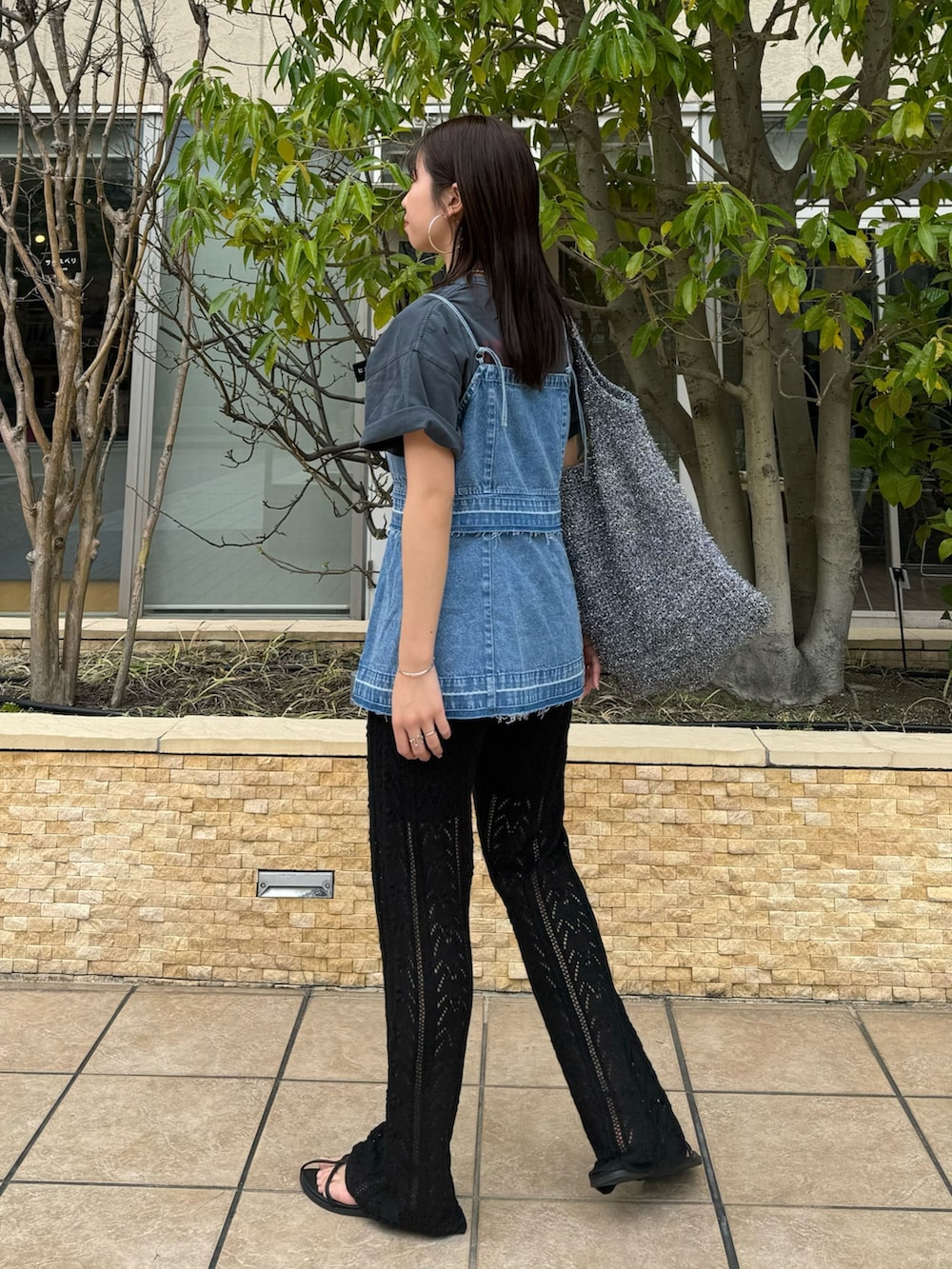 グレー系のTシャツ/カットソー、ブルー系のキャミソール、ブラック系のその他パンツを着用したレディースの春コーディネートの4枚目の写真